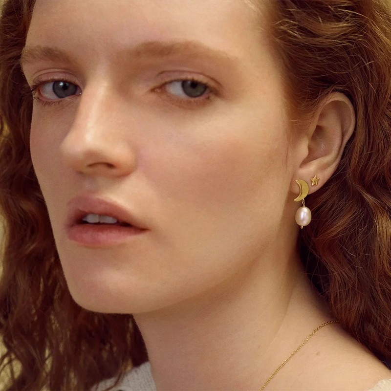 Gabrielle øreringe i forgyldt sølv fra Maanesten med rosa ferskvandsperle 2